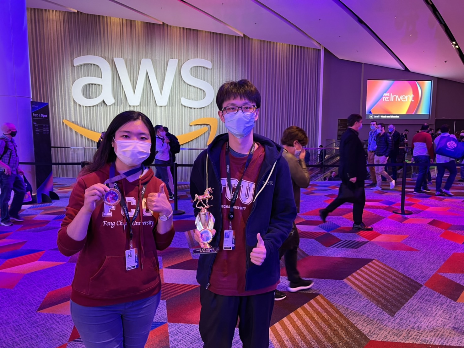 逢甲大學雲創學院培訓選手陳軒立與李舒媺規劃師於 AWS reInvent 2021 大會美國現場合影