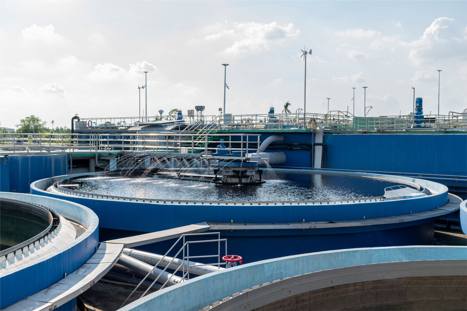 Photo de plusieurs bassins de traitement d'eau vus d'en haut