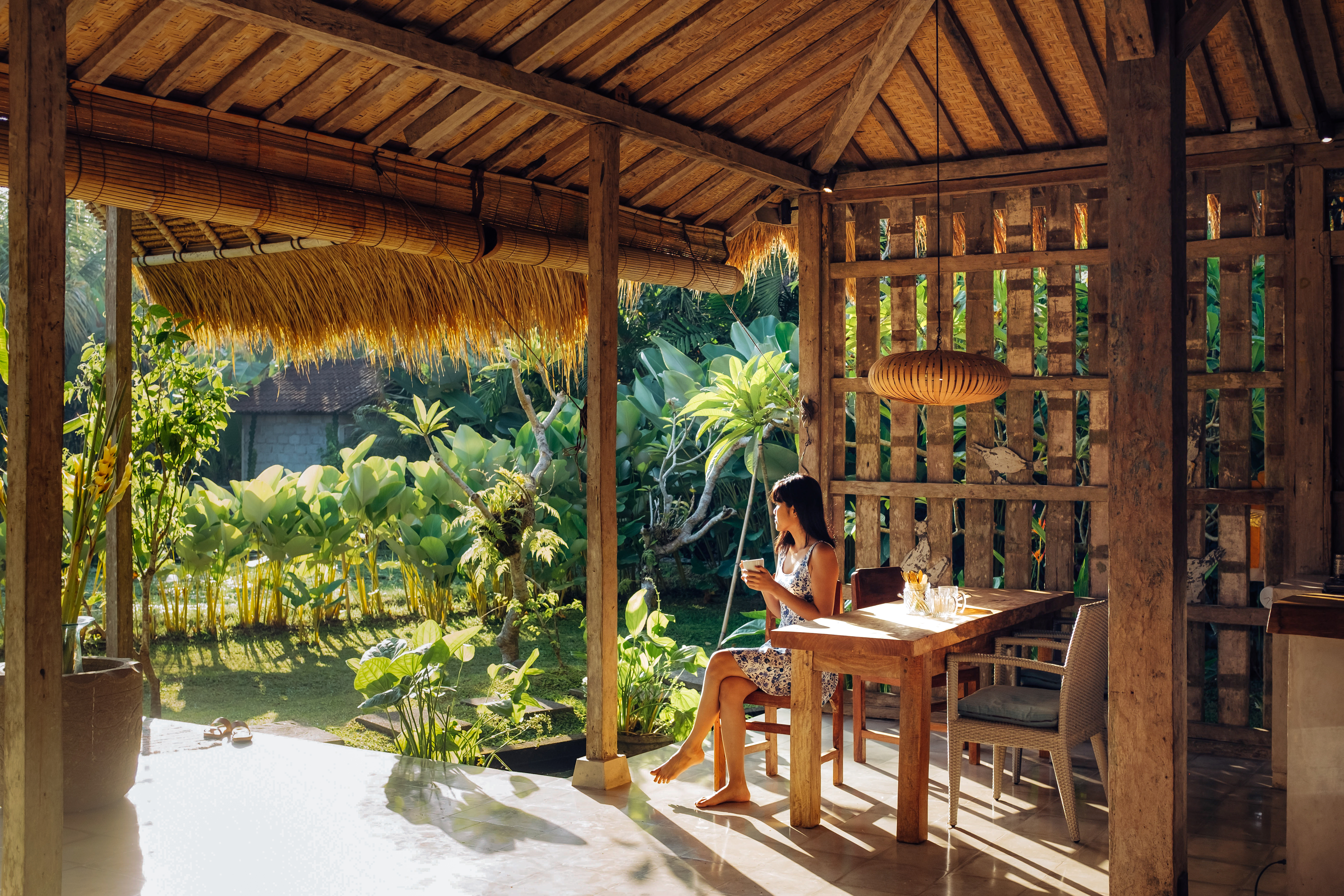 Femme qui savoure un caf&eacute; dans un d&eacute;cor de jungle