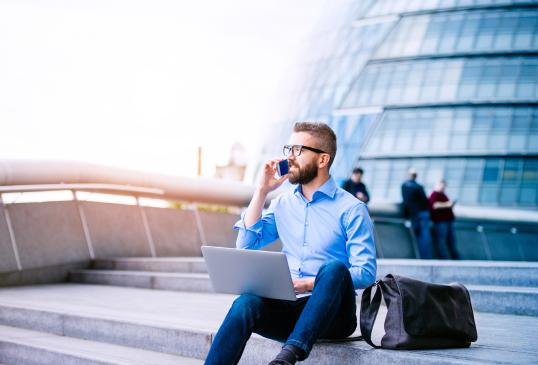 Mann spricht am Telefon