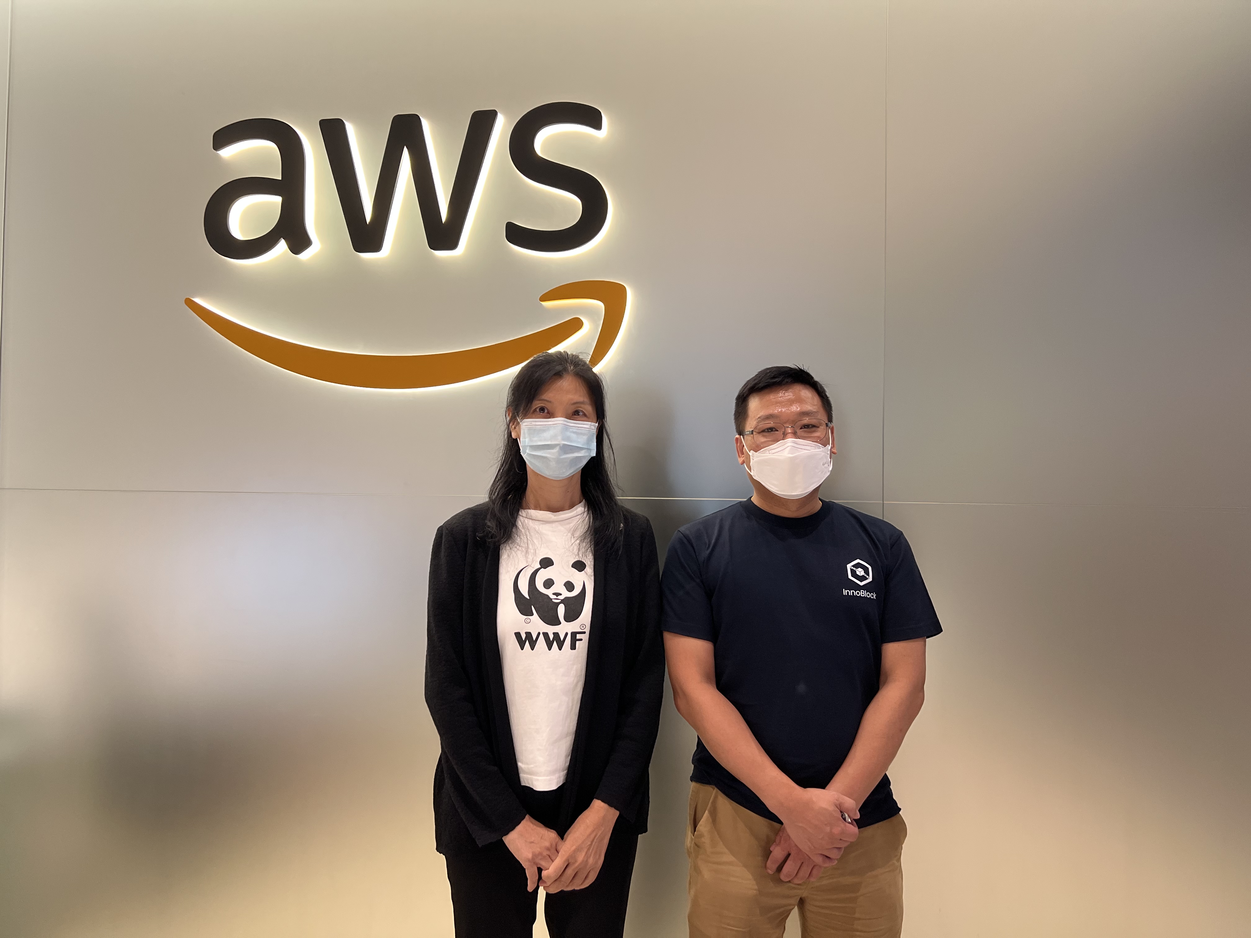 超過15年來，Amazon Web Services在提供世界上服務豐富、應用廣泛的雲端服務。AWS不斷擴展服務組合以支援幾乎所有雲端上的工作負載，現時為客戶提供超過200種功能全面的雲端服務，包括運算、儲存、數據庫、網絡、分析、機器學習與人工智能、物聯網、流動、安全、混合雲、虛擬和擴增實境(VR 和AR)、媒體，以及應用開發、部署和管理等方面，遍及26個地理區域內的 84個可用區域(Availability Zones)，並已公布計畫在澳洲、加拿大、印度、以色列、新西蘭、西班牙、瑞士和阿拉伯聯合酋長國建立8個AWS地理區域、24個可用區域。AWS的服務獲得全球超過百萬客戶的信任，包括發展迅速的初創公司、大型企業和政府機構。通過AWS的服務，客戶能夠有效強化自身基礎設施，提高營運上的彈性與應變能力，同時降低成本。