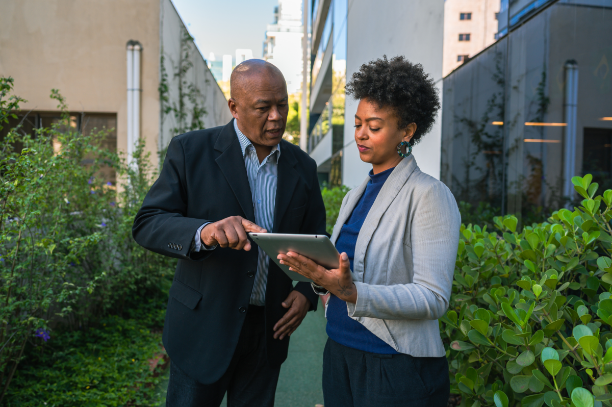 Overview photo_financial services photo_two cowkers reviewing a tablet