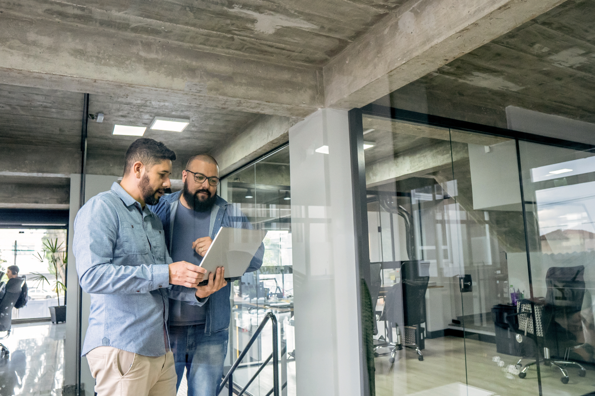 El enfoque de AWS sobre la resiliencia operativa en los servicios financieros_imagen del lugar de trabajo