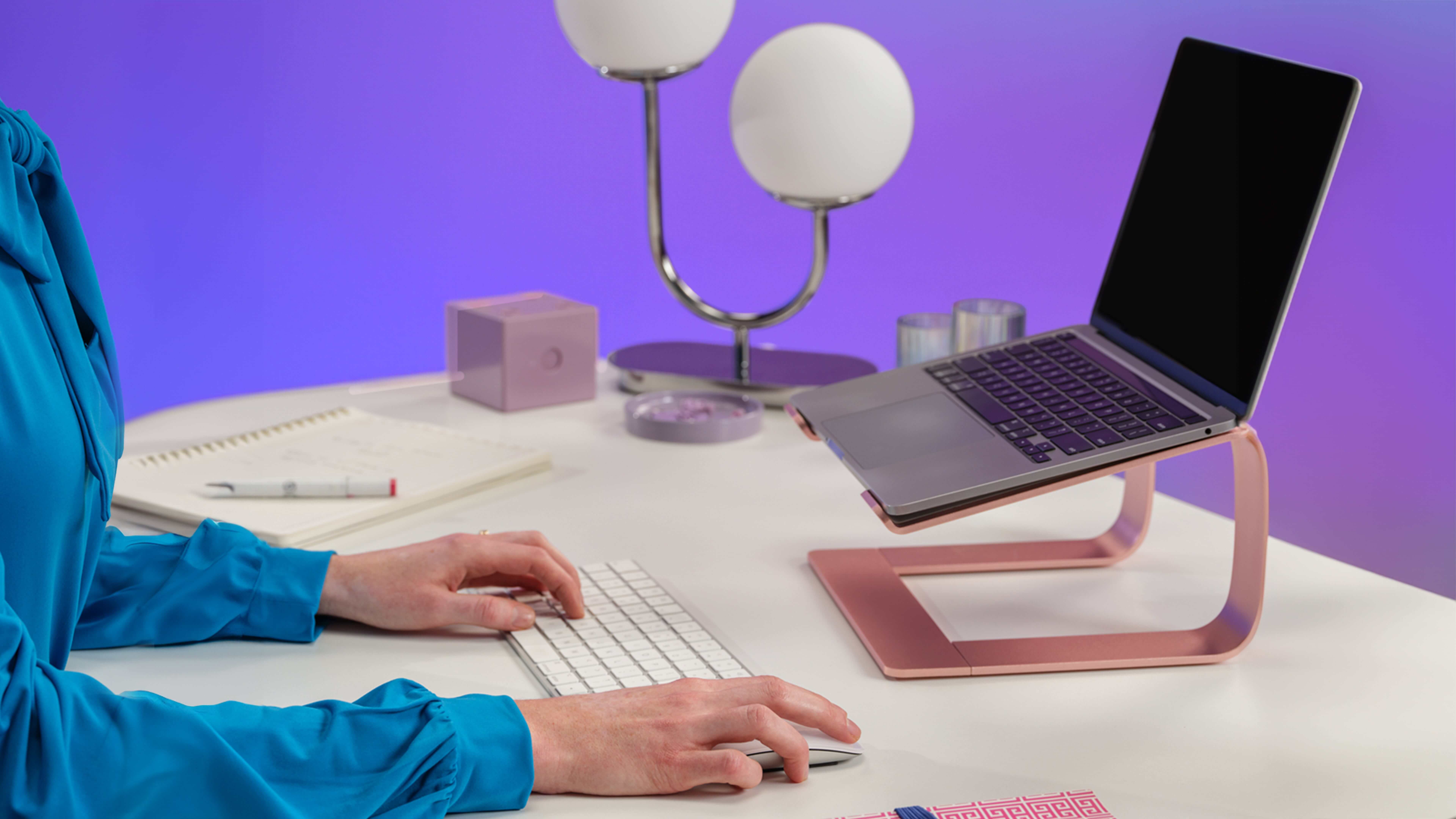 mains de femme en gros plan sur un bureau avec ordinateur portable