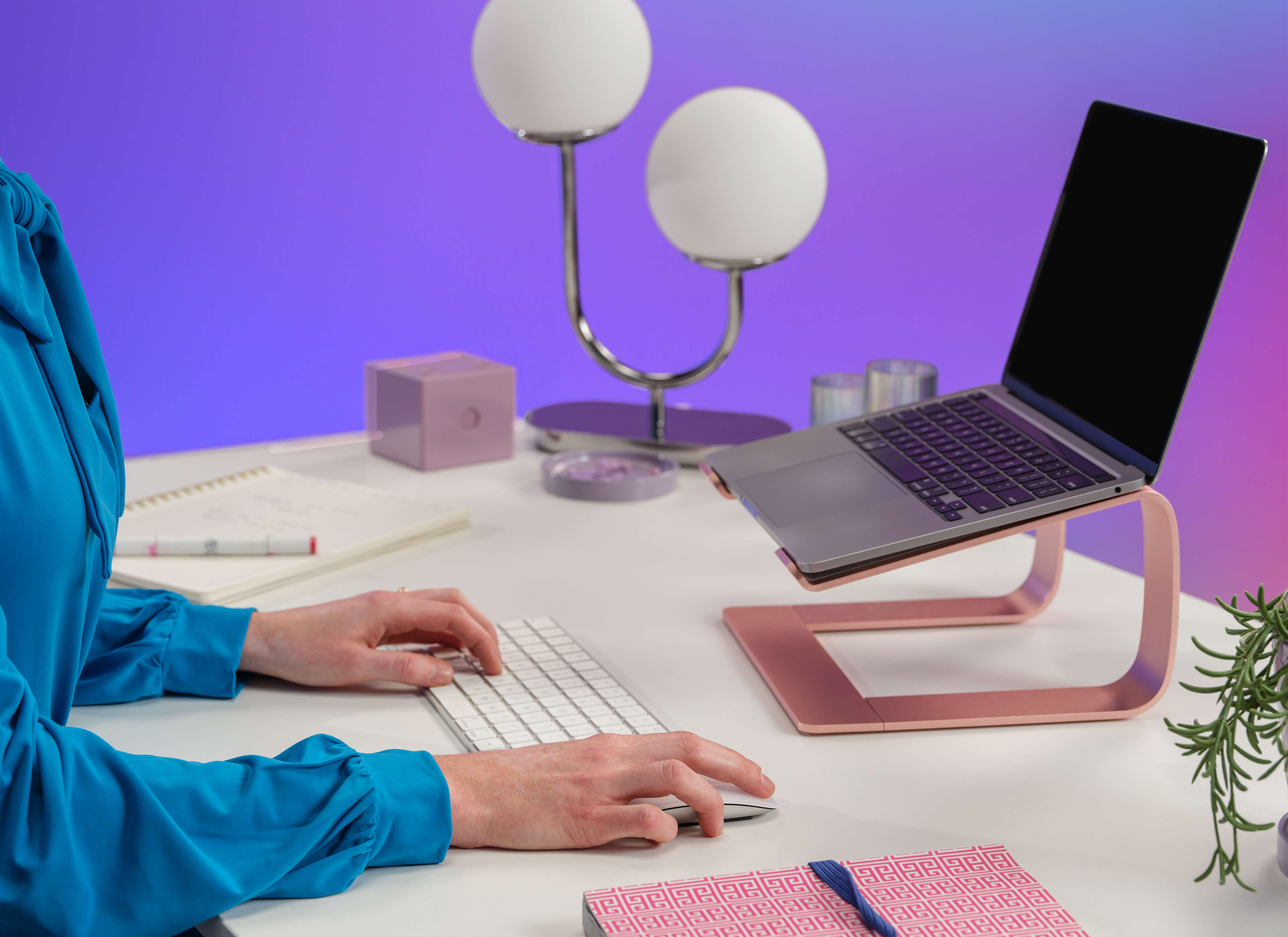 mains de femme en gros plan sur un bureau avec ordinateur portable