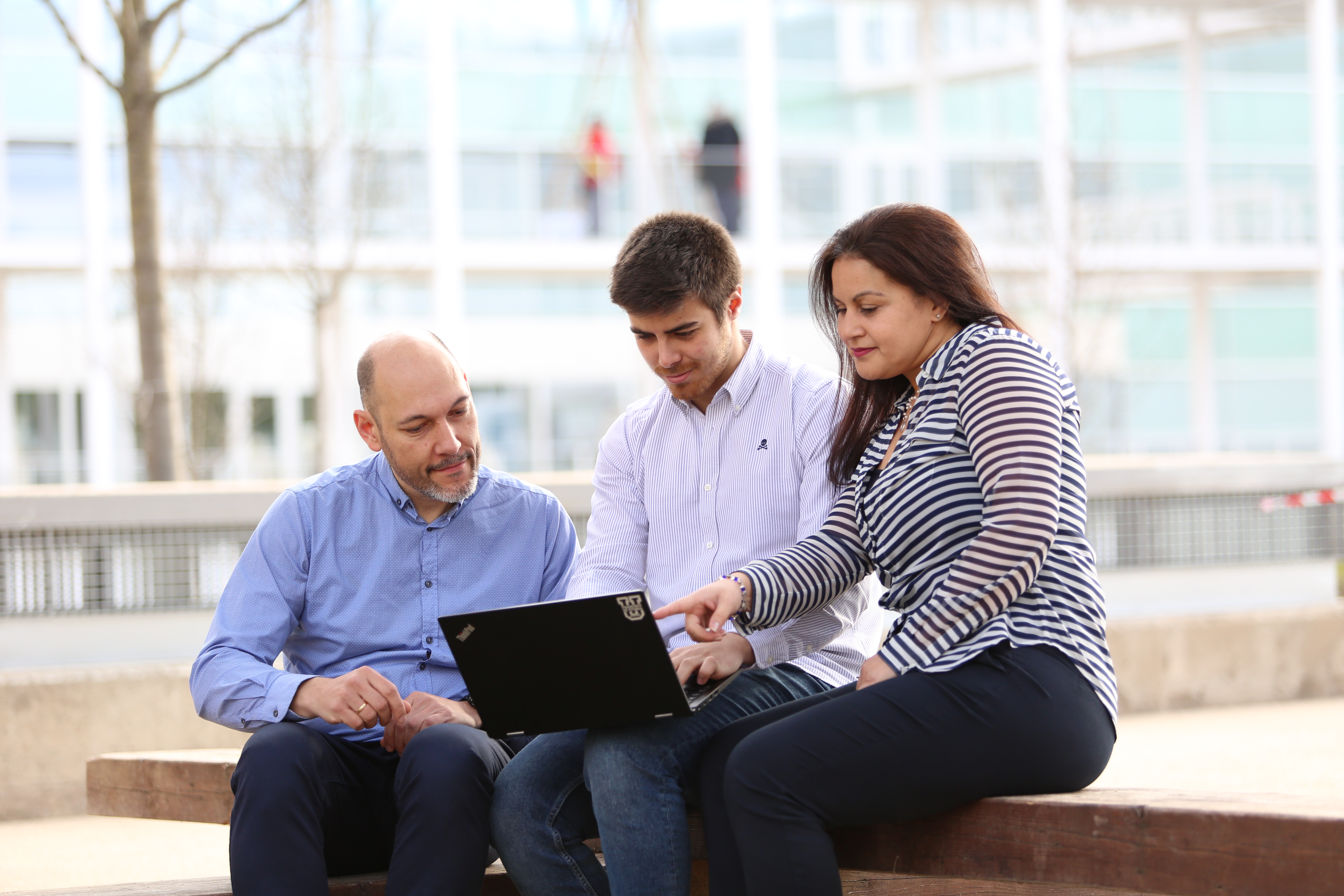 Personas trabajando juntas en el exterior