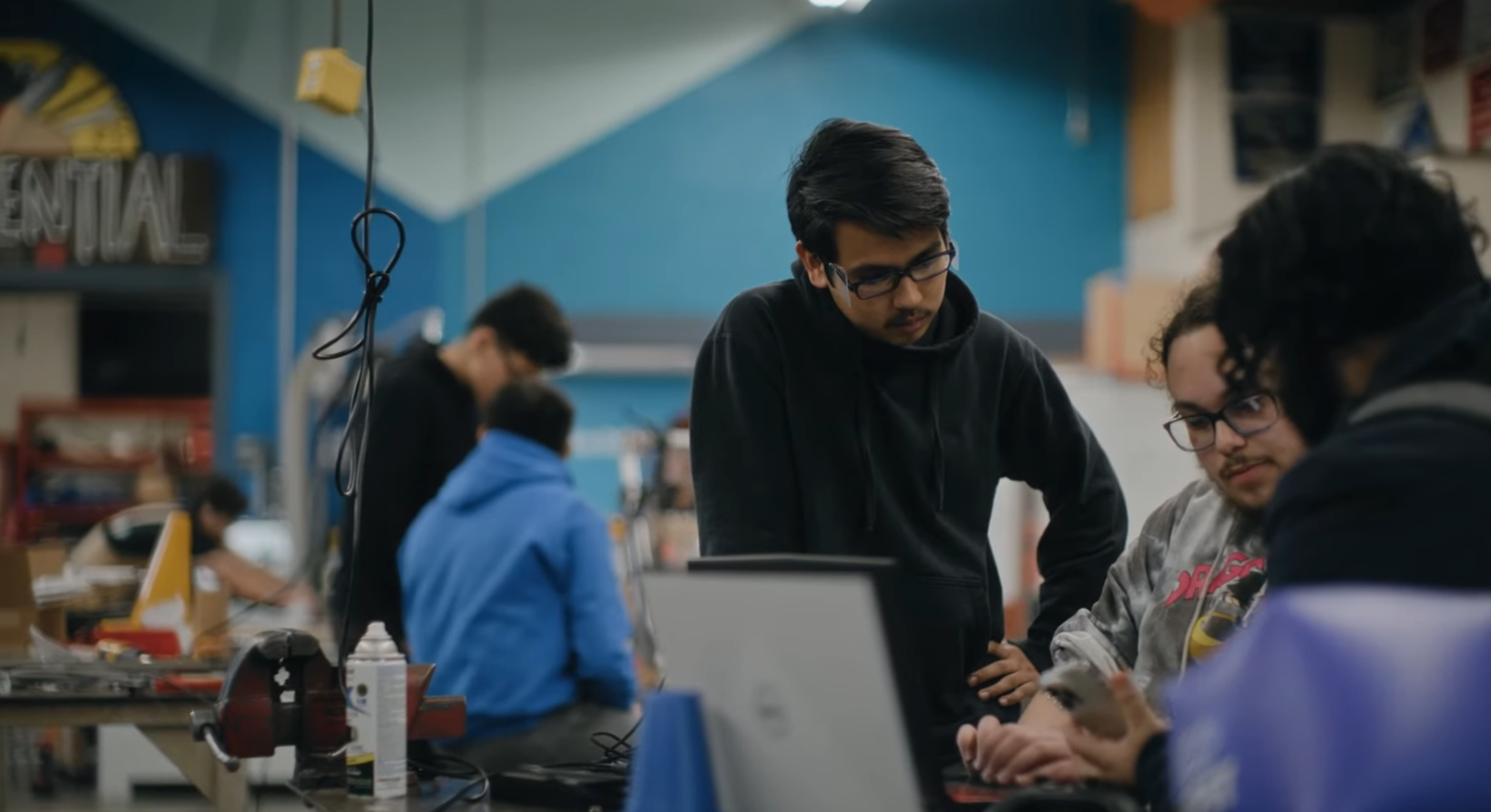 Estudantes de rob&oacute;tica olhando para o computador