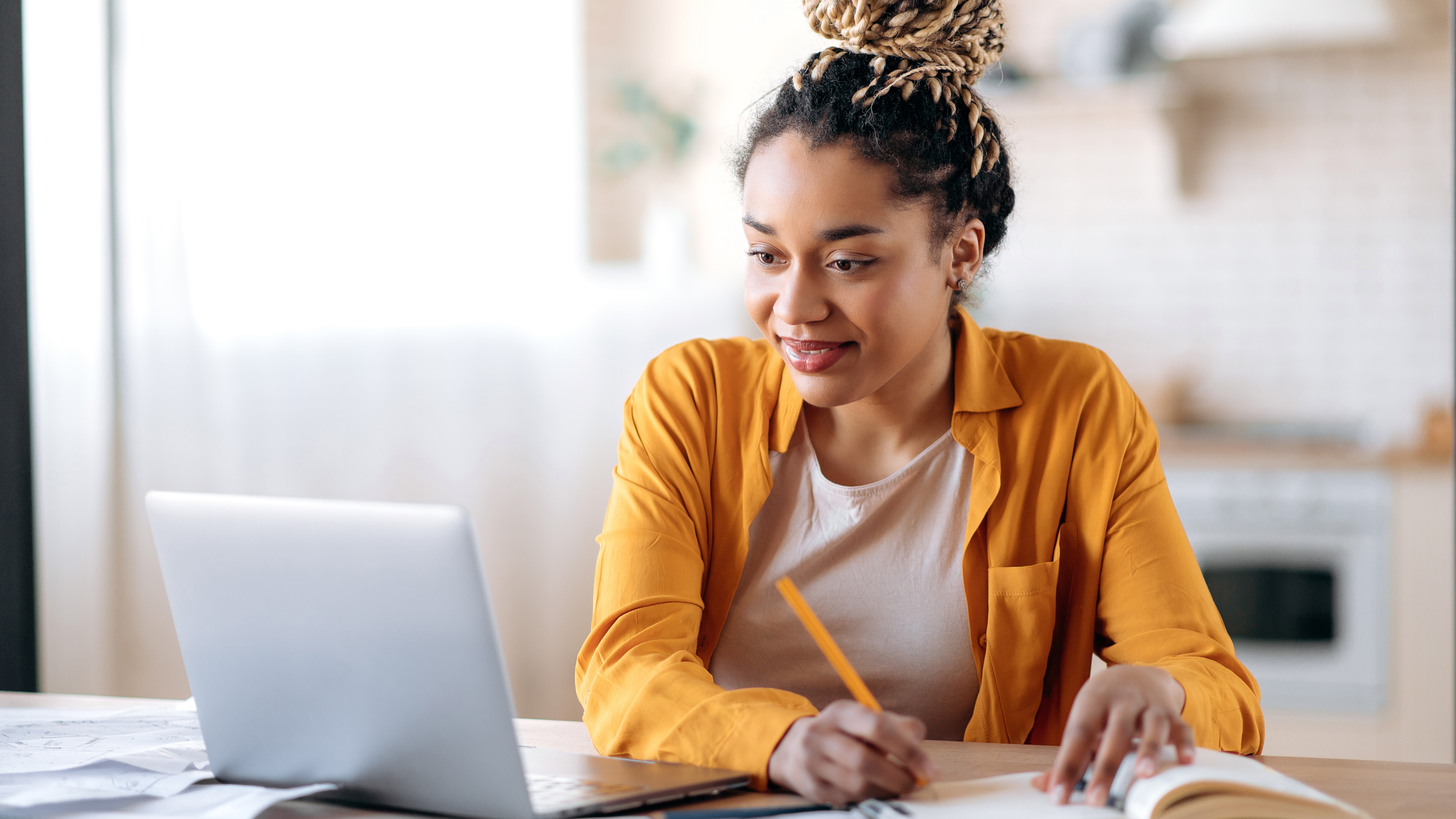 &Eacute;tudiant travaillant sur un ordinateur portable