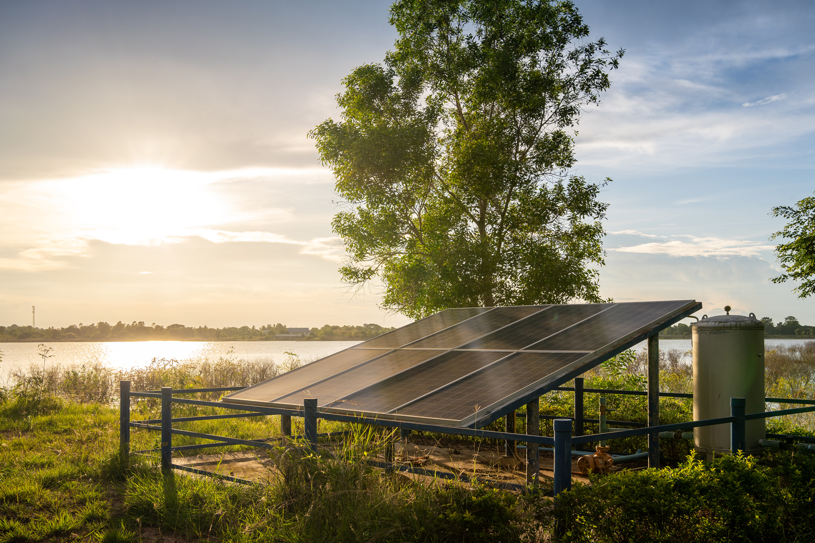 Solar cell green energy for water pump at reservoir