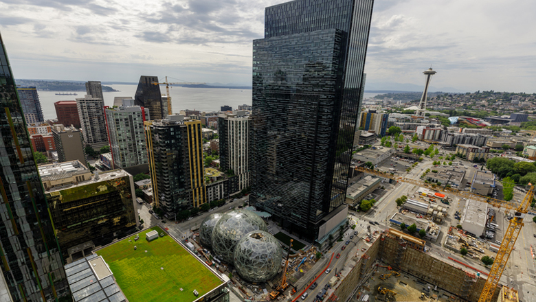 Images du campus d'Amazon &agrave; Seattle, dans l'&Eacute;tat de Washington, dans le centre-ville et dans les quartiers de South Lake Union. Photographi&eacute; depuis le toit du b&acirc;timent Port 99 d'Amazon. (JORDAN STEAD / Amazon)