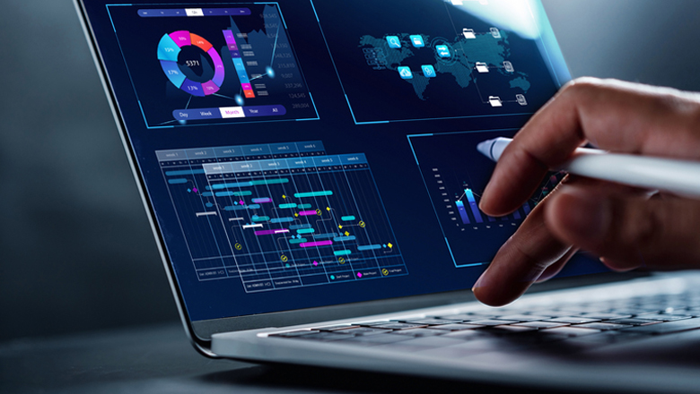 Analyste travaillant dans le syst&egrave;me d'analyse commerciale et de gestion des donn&eacute;es pour cr&eacute;er un rapport avec des KPI et des m&eacute;triques connect&eacute;s &agrave; la base de donn&eacute;es. Strat&eacute;gie d'entreprise pour les finances, les op&eacute;rations, les ventes et le marketing.