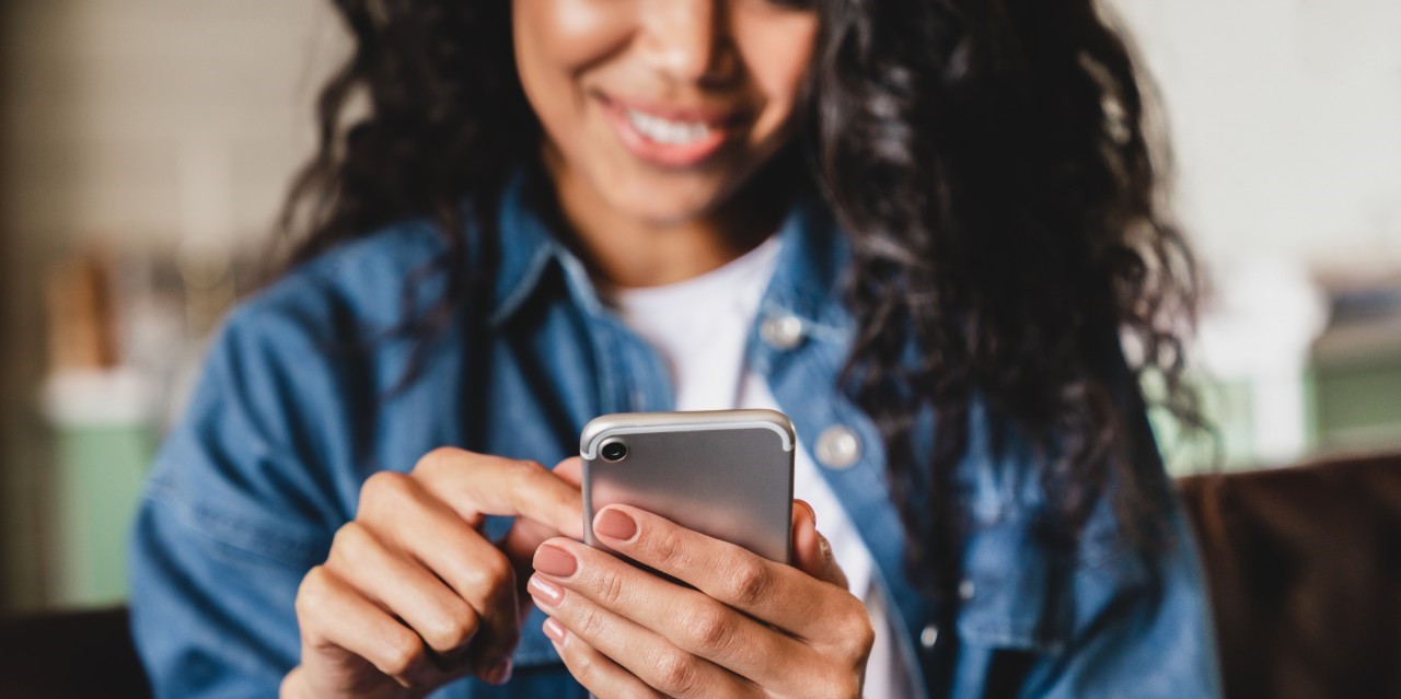 uma mulher jovem usando um smartphone