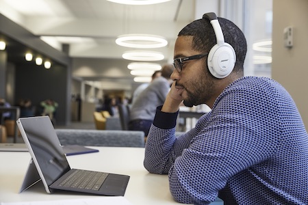 Professionnel travaillant dans un bureau.