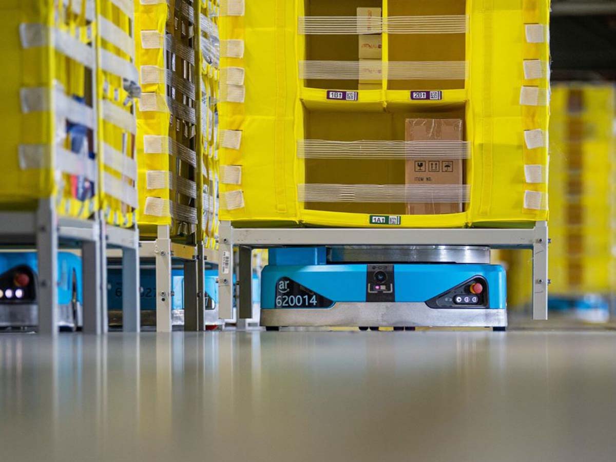 Un robot che sposta dei pacchi in un centro logistico di Amazon