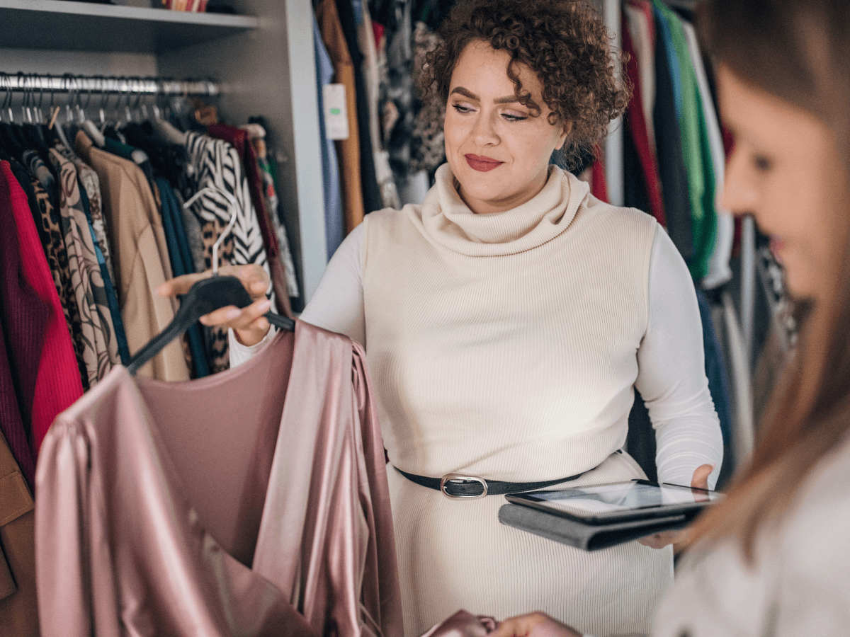 Mujer compra en una tienda de ropa