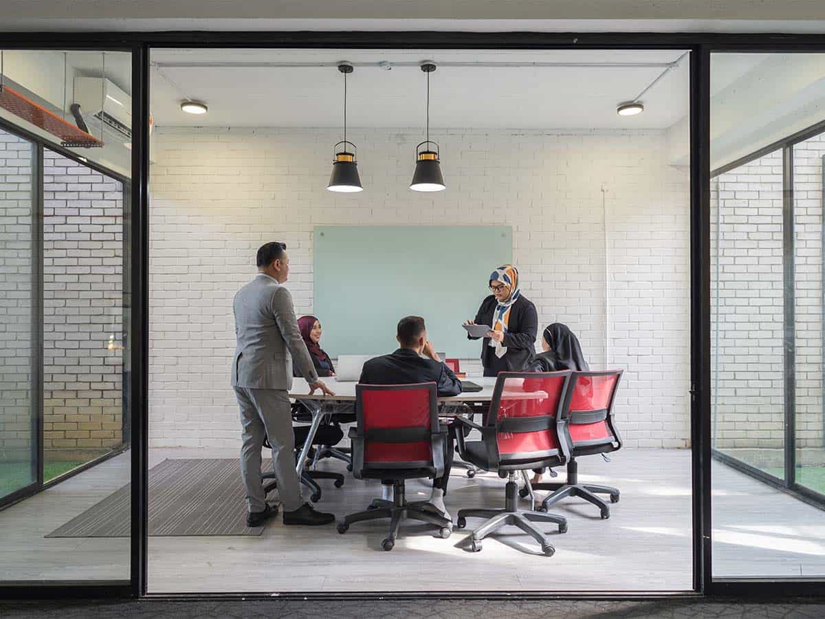 cinco personas en la sala de reuniones