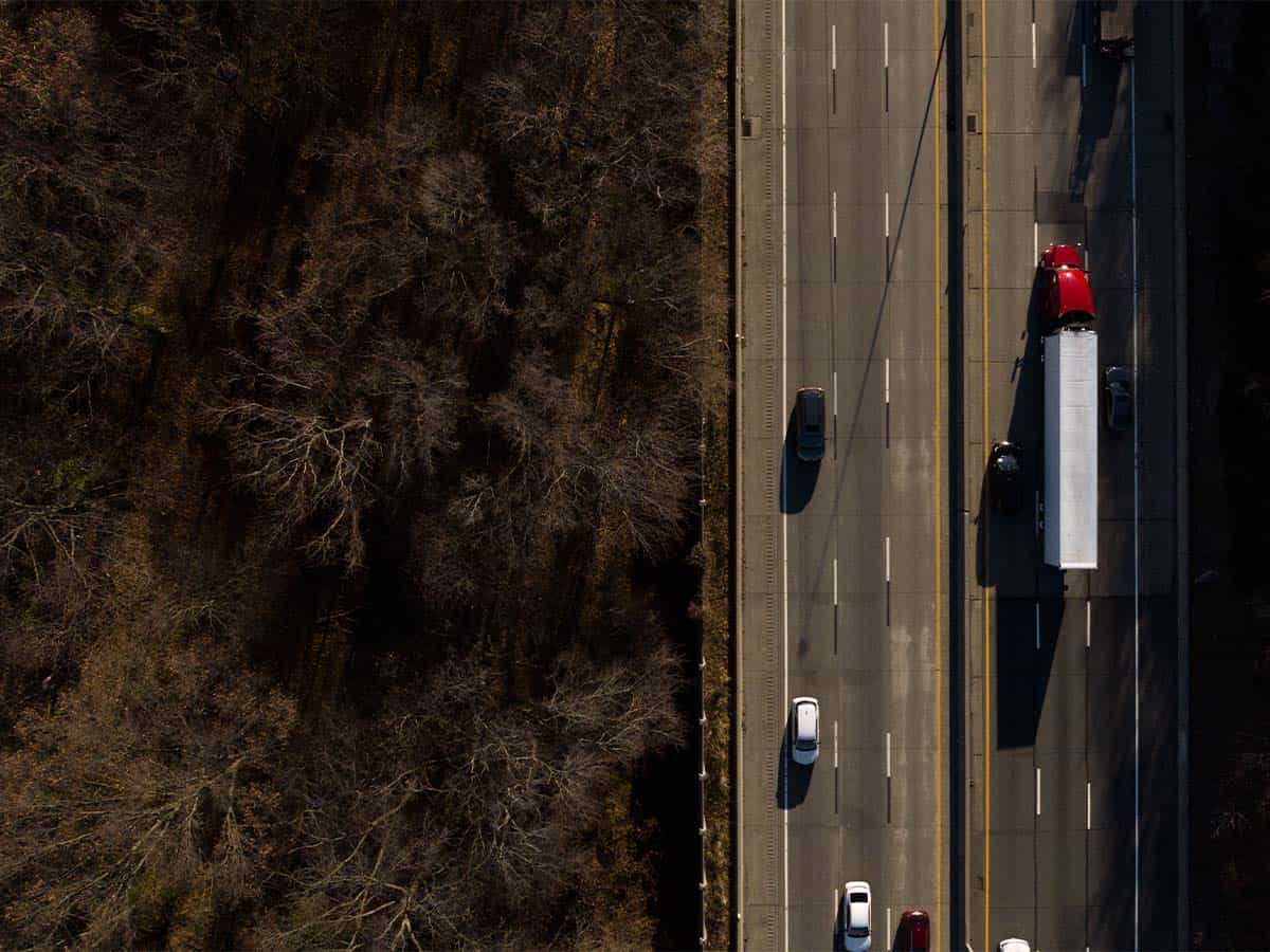 Camion sur l’autoroute