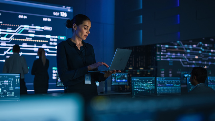 Foto: Frau arbeitet an einem Computer