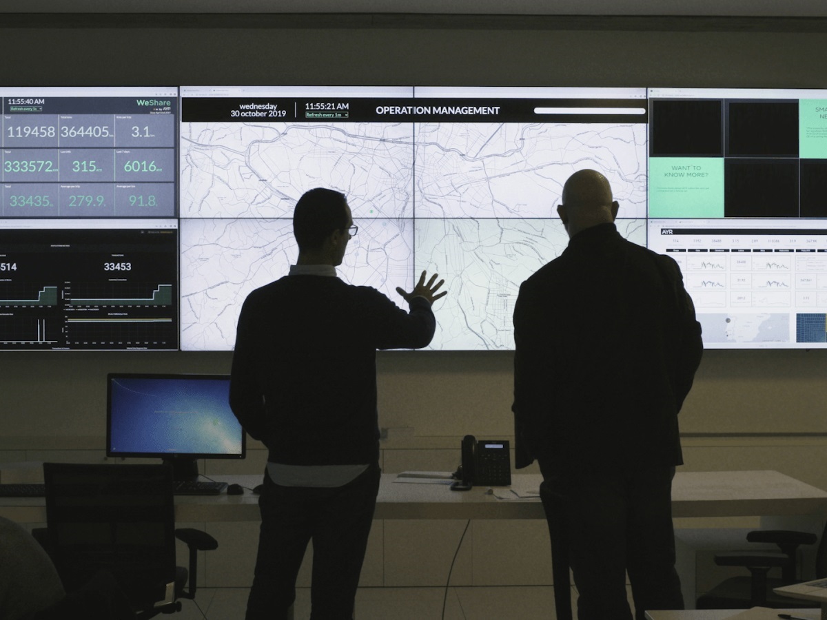 image representing Educating a team mate while observing operations management data on a large screen