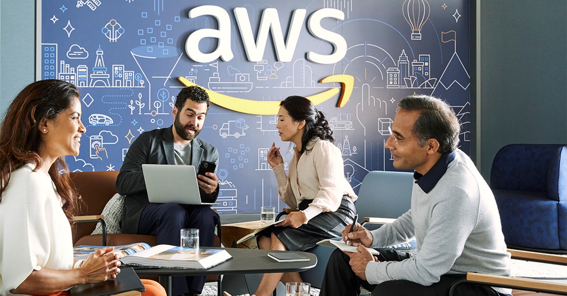 Logotipo da AWS na parede