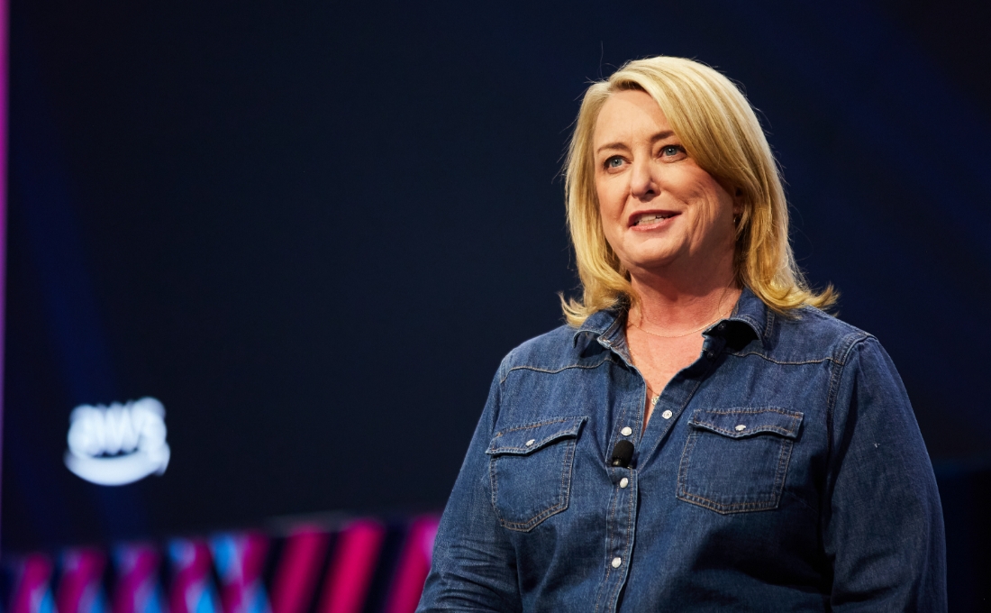 Maureen Lonergan en pleine pr&eacute;sentation lors d&rsquo;un &eacute;v&eacute;nement