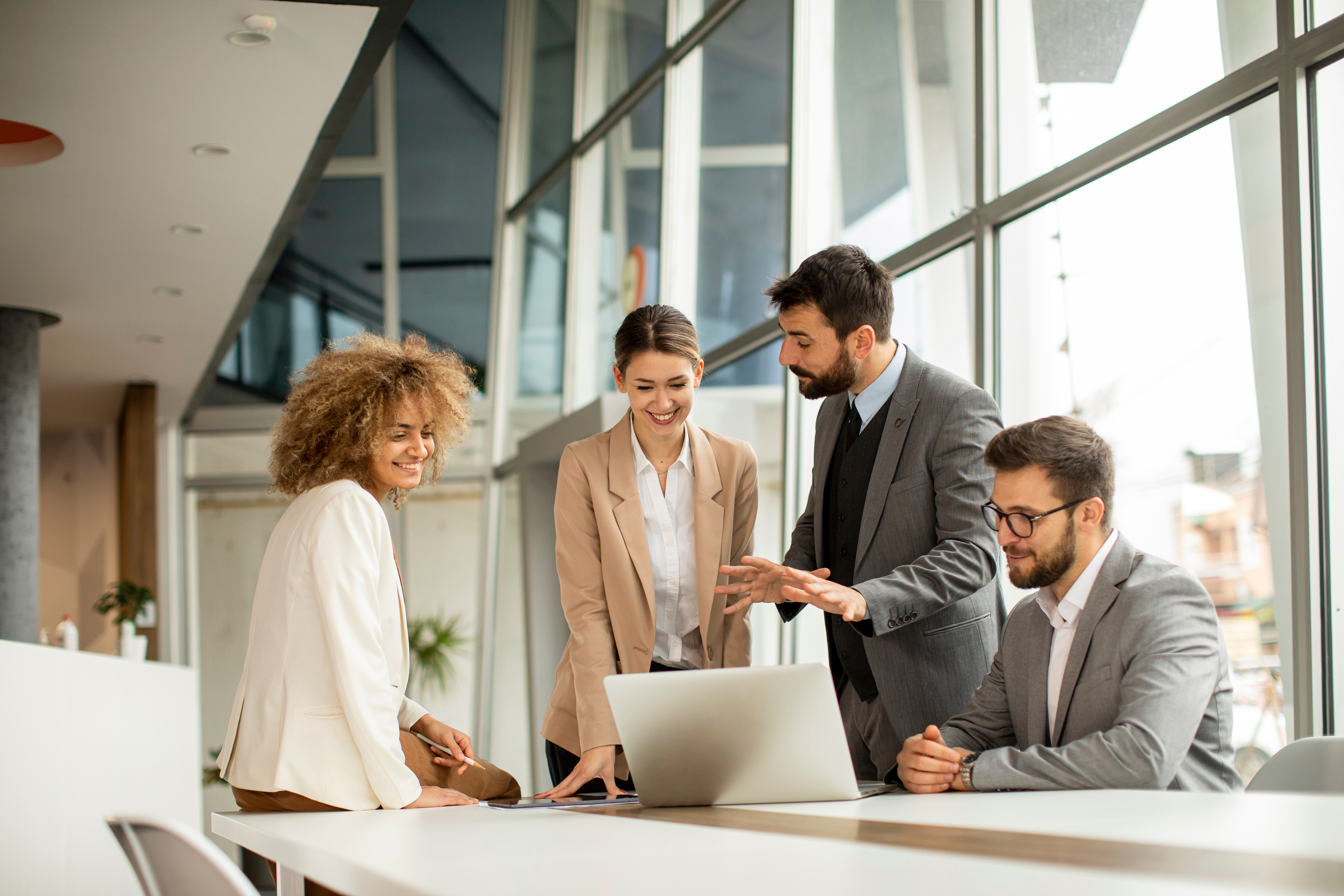 Вокруг стола. Business people working together.