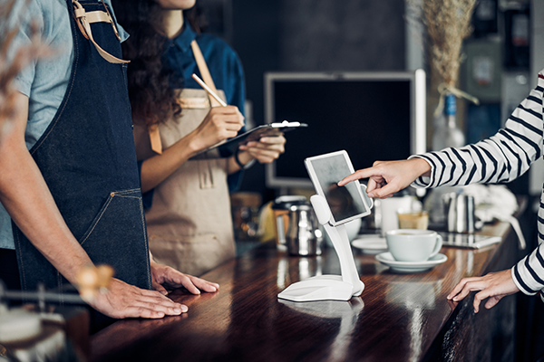 Um funcion&aacute;rio de restaurante usa uma aplica&ccedil;&atilde;o em um tablet