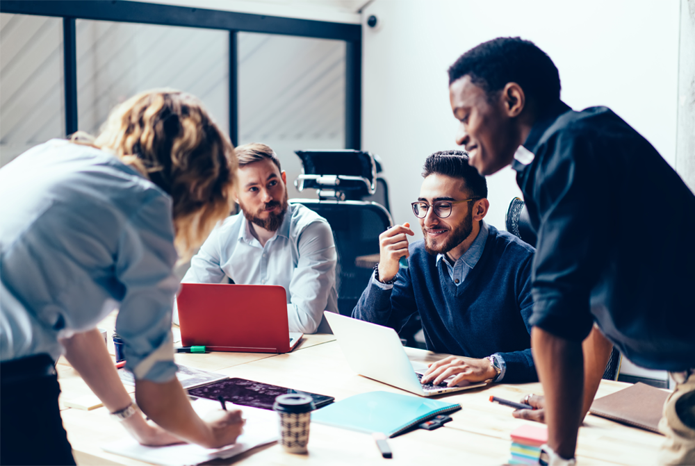 Gruppe von Marketingfachleuten bei der gemeinsamen Arbeit an einem Projekt 