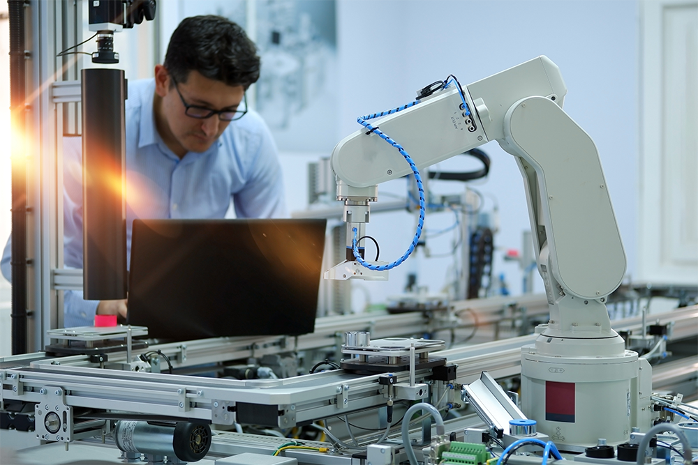 uomo al lavoro con delle macchine