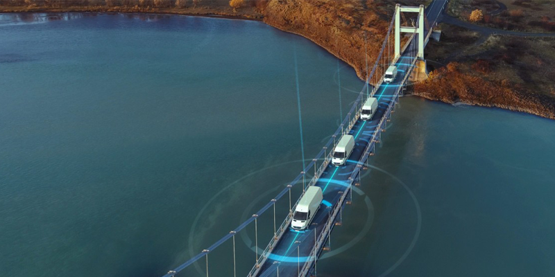 immagine di repertorio di veicoli autonomi su un'autostrada