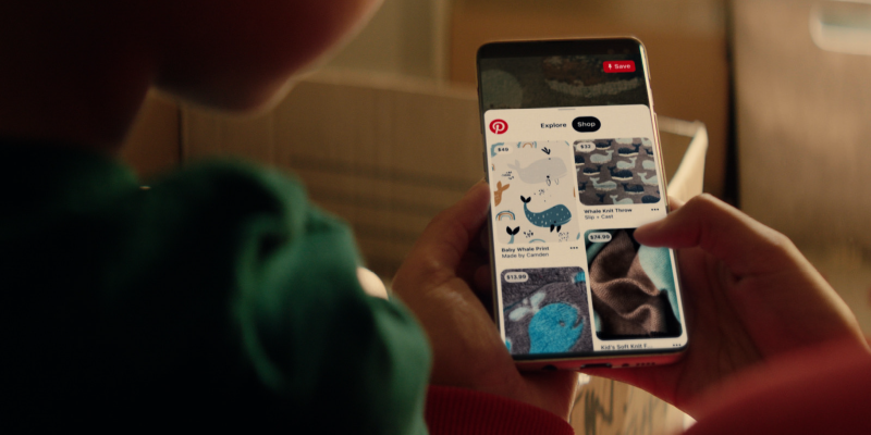 personne naviguant sur l'application pinterest