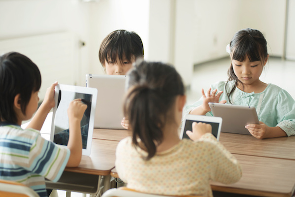 タブレットPCを操作する小学生