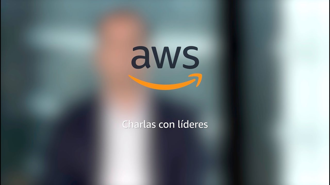 YouTube thumbnail image for the AWS video series 'Charlas con líderes,' featuring the AWS logo and the text 'Charlas con líderes' on a blurred background.