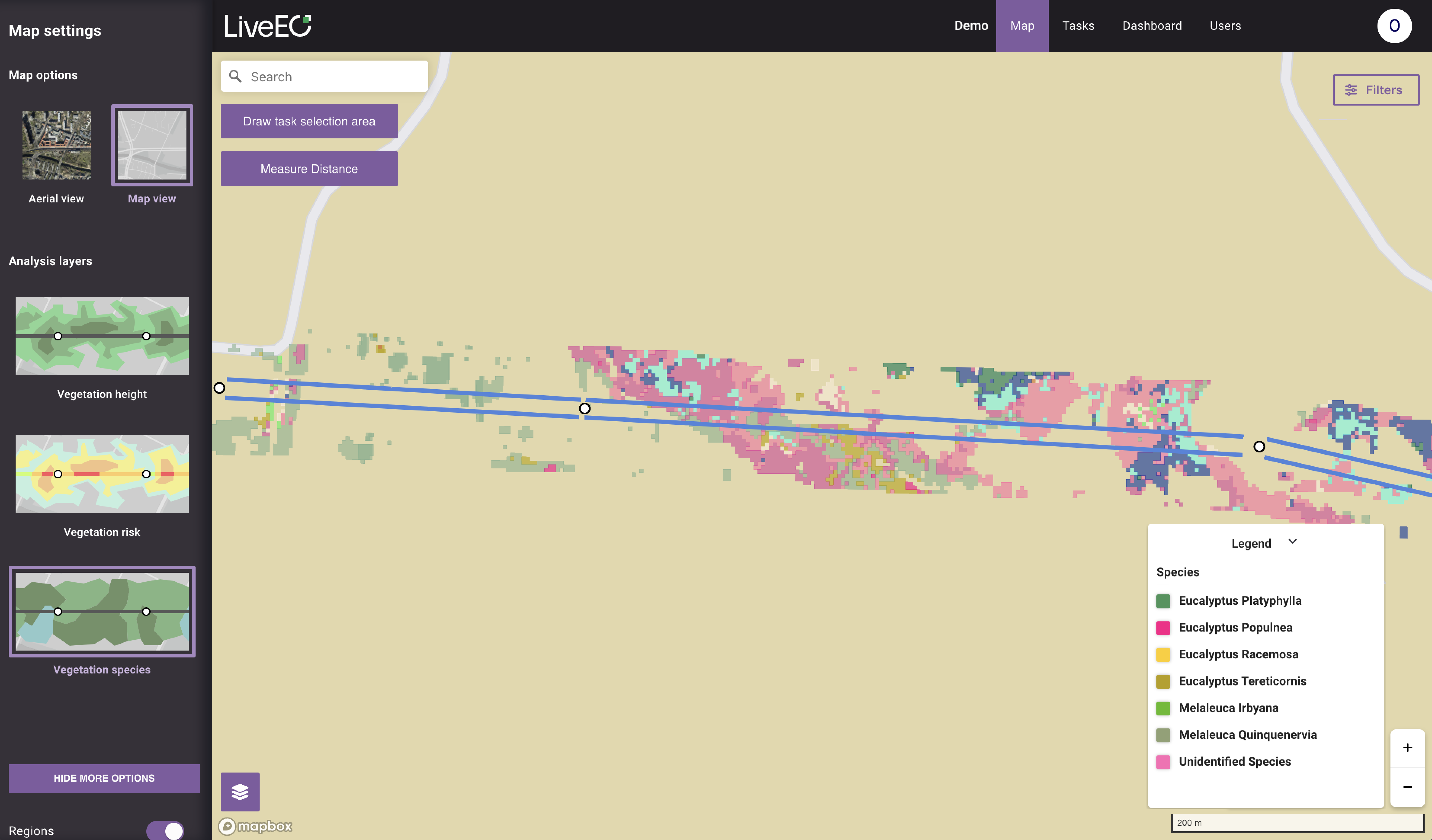 Map interface showing vegetation species distribution along a linear area, with a legend identifying species by color and analysis layers for vegetation height and risk.