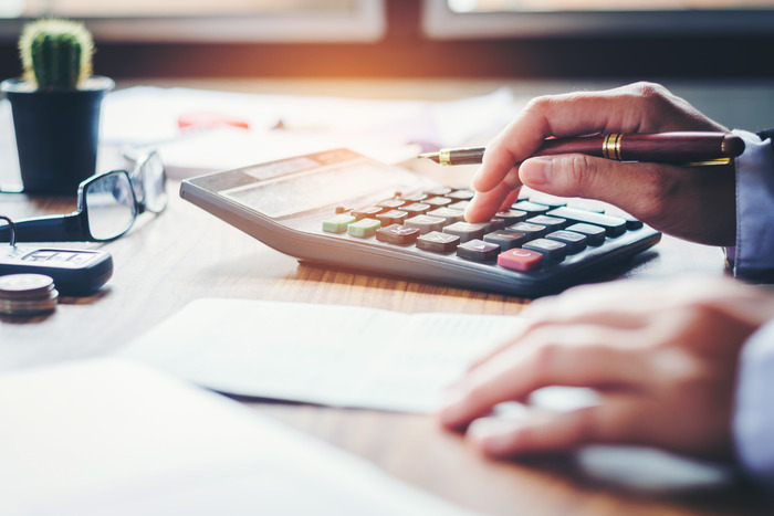 hands with calculator