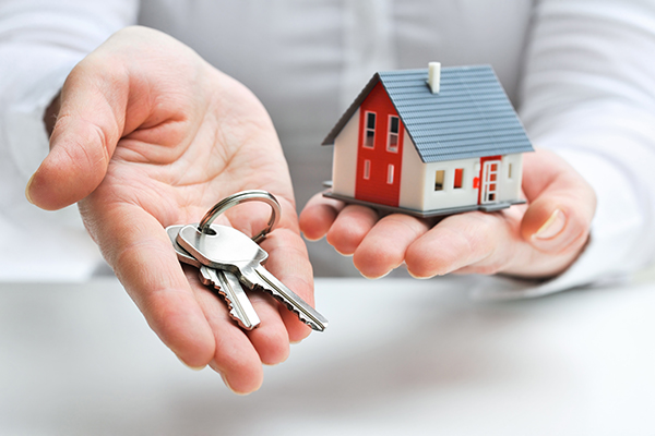 Real estate agent with house model and keys; Shutterstock ID 129797951; purchase_order: Lopes Success Case; job: Global Customer References Team