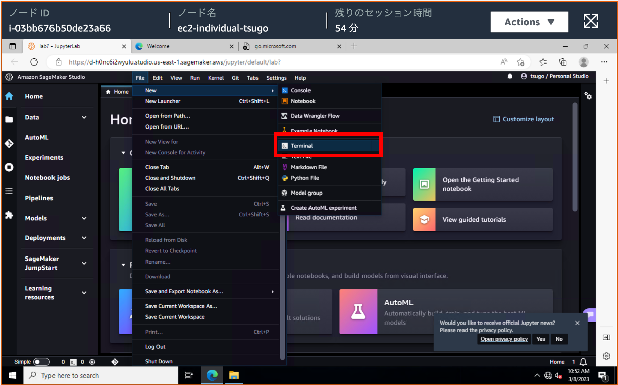 Screenshot of Amazon SageMaker Studio running in Japanese, displaying the JupyterLab menu with the process to open a new terminal highlighted.