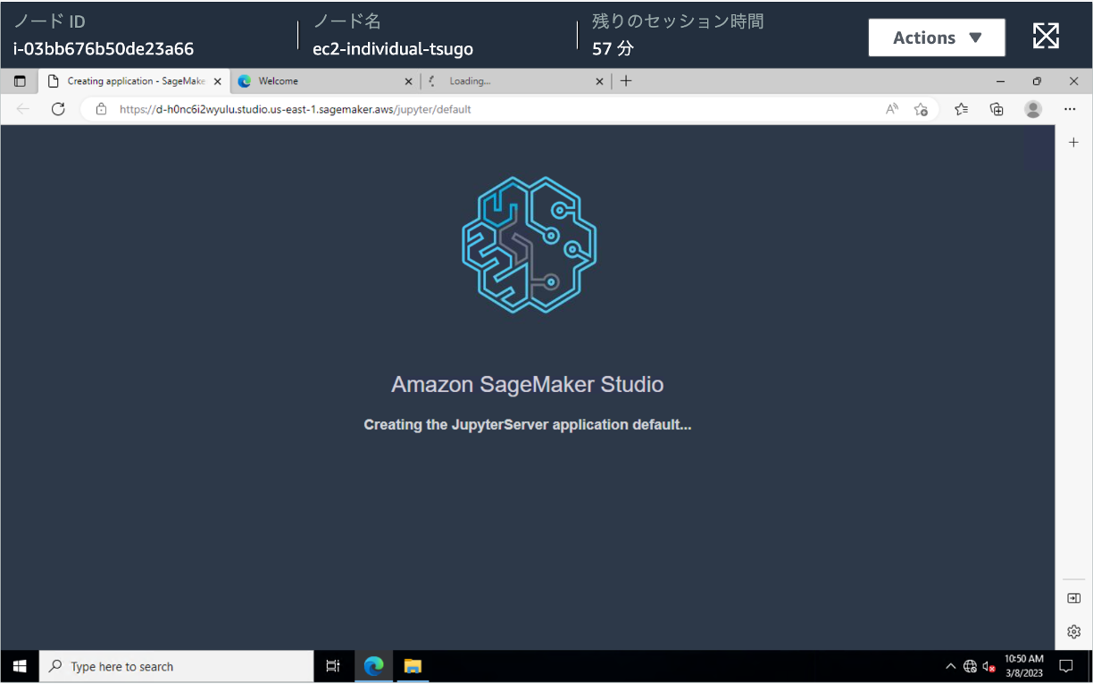 Screenshot showing Amazon SageMaker Studio while creating the default JupyterServer application, with session and instance information displayed in Japanese at the top.