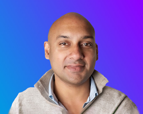 A keynote speaker for AWS Summit Japan 2025, shown in front of a blue to purple gradient background.