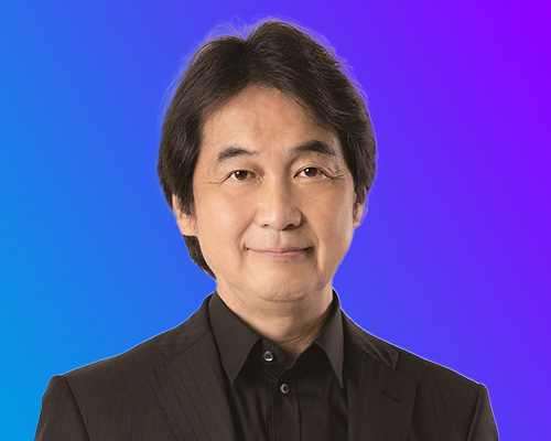 Portrait of a man in a suit with a blue and purple gradient background, taken for the AWS Summit Japan event.