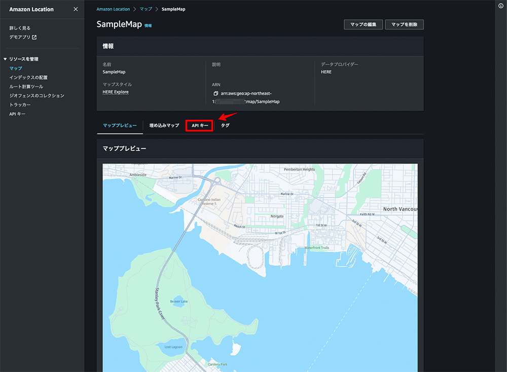 Screenshot of the Amazon Location Service console in Japanese, showing a sample map (SampleMap) with API key options and a map preview. The interface displays location details, map style, data provider information, and an interactive map example.