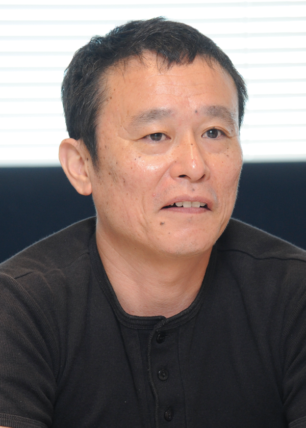 A person in a black shirt during an interview, featured in a Trende case study for AWS Japan.