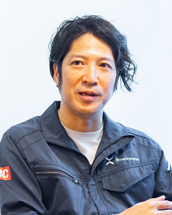 Portrait of a person in a Browreverse uniform, featured in a case study for Browreverse.