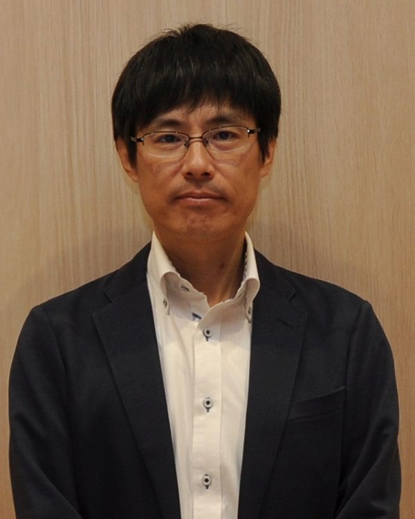 Portrait of a person in business attire, used for the Toppan solution case study on the AWS Japan website.