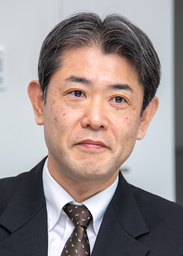 A professional portrait of a man in a suit and tie, used for the TV Tokyo solution case study on the AWS Japan website.