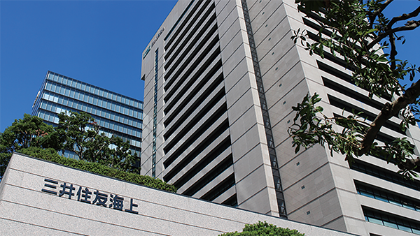 The exterior of the Mitsui Sumitomo Insurance office building in Japan, photographed on a clear day for an AWS case study.
