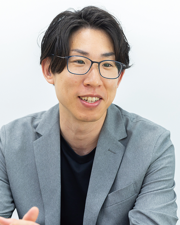 Portrait of a man in glasses and a gray jacket, used as a speaker image for the SSMarket solution case study.