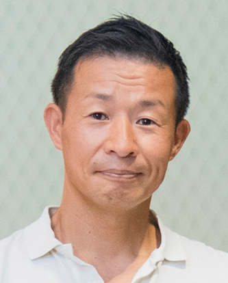 Portrait of a man in a white shirt, used for Mitsubishi Estate solution case studies on the AWS Japan website.