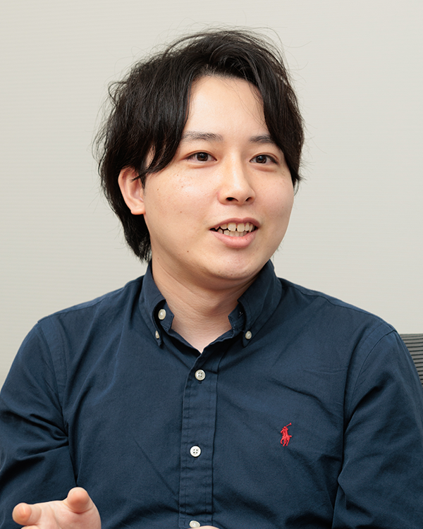 Portrait of a person in a navy shirt, used in the AWS case study for Sumitomo Life, Okamoto Yuma.