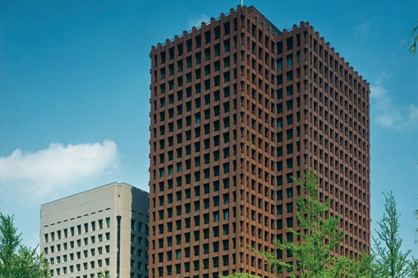 Exterior view of the Tokyo Marine Nichido building featuring modern architectural design, used for a case study.